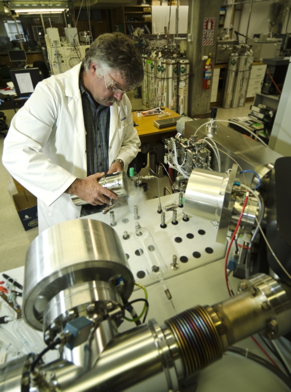 Gordon Brailsford with MAT253 mass spectrometer